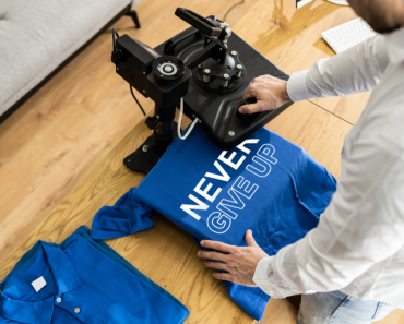 What Is the Difference Between Screen Printing and Vinyl T-shirt Printing?